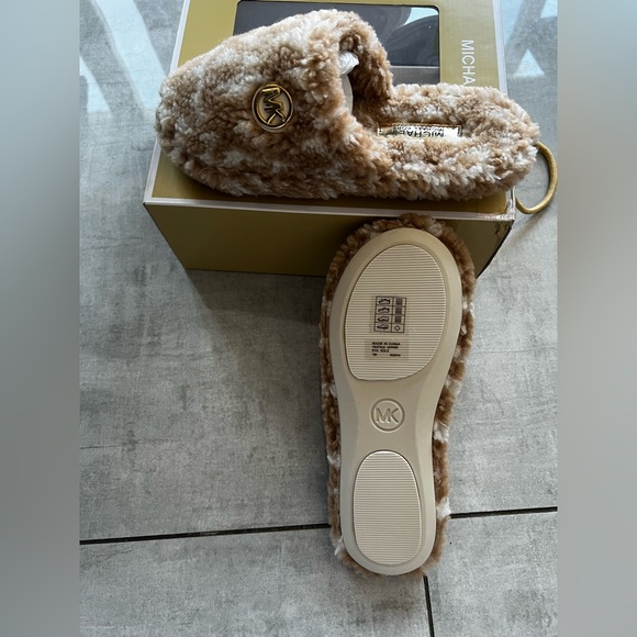 Brand new Michael Kors Alexis Closed Toe. Jacquard Faux Sherpa Slippers 7M/Camel - Picture 2 of 7